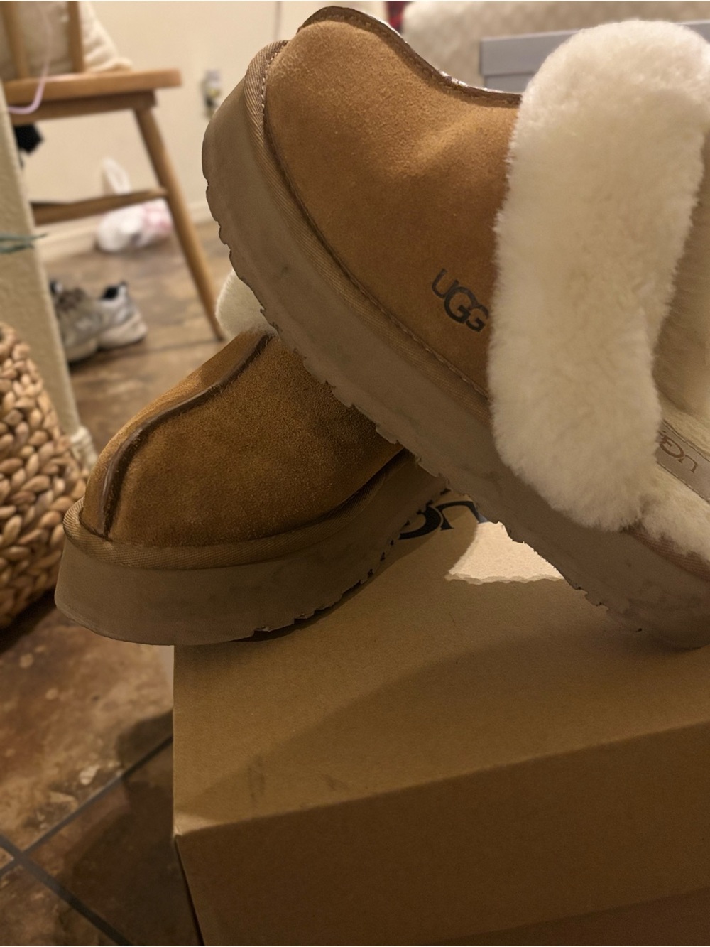 UGG Kids Chestnut Suede Shearling Slip-On Clog - Chestnut & White